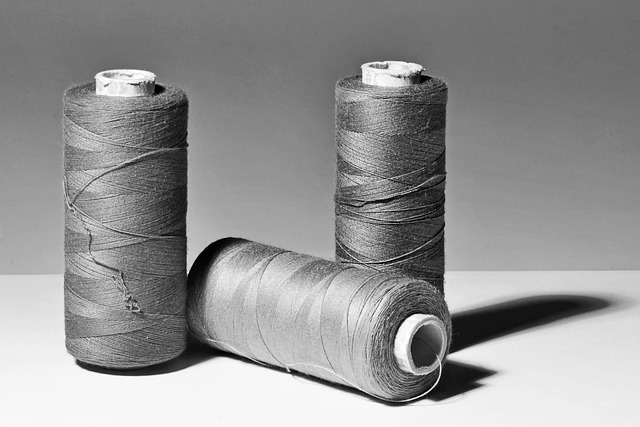 stejnobarevné nitě