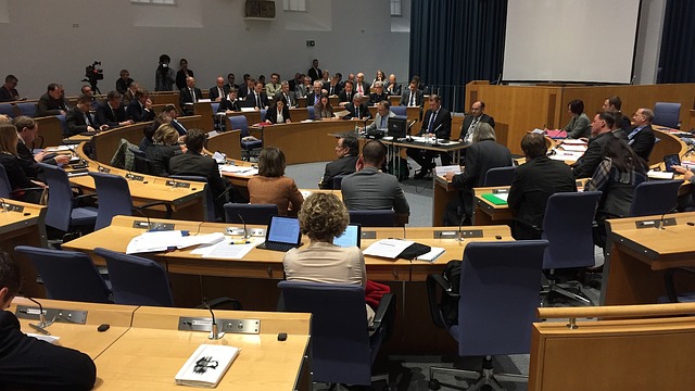 zasedání v parlamentu